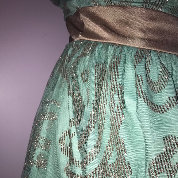 Juniors homecoming dress- size 5. Worn once - Picture 2 of 4